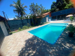 Casa com Piscina em Bertioga a apenas 900 metros da praia, 2 suítes e Internet 600MB